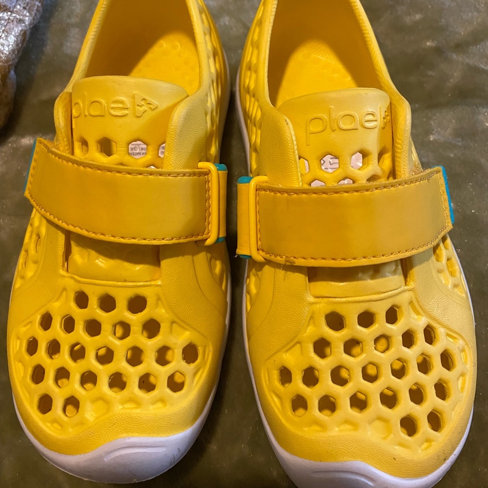 Kids PLAE yellow water shoes